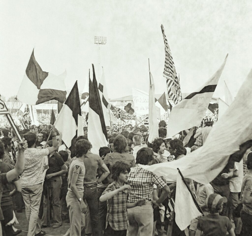 Cesena-Mantova 1972-73. I tifosi in campo per festeggiare la serie A (archivio Nanni)