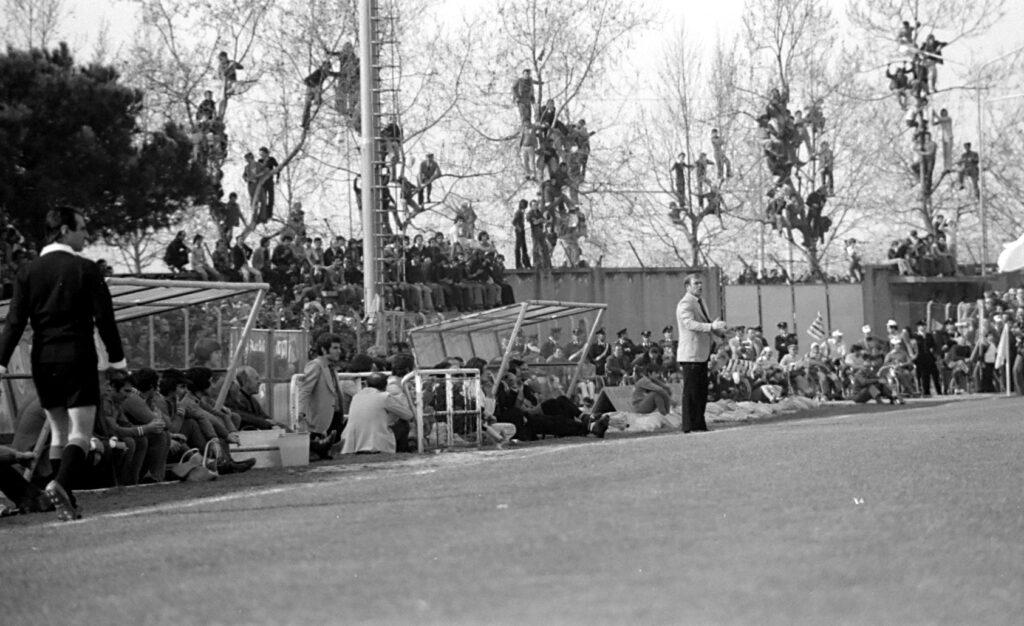 Cesena-Juventus 1973-74. Fiorita stracolma con i tifosi appollaiti sugli alberi